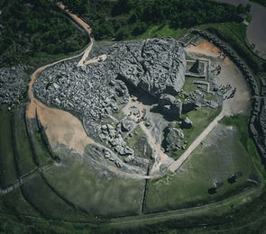 Photo de Puka Pukara, une forteresse inca en pierre rouge, faisant partie des 4 ruines de Cusco, avec une vue imprenable sur la vallée environnante.