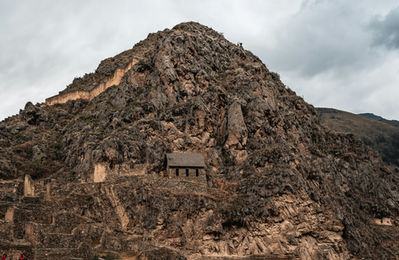 Vue des terrasses et de la forteresse en pierre d'Ollantaytambo.