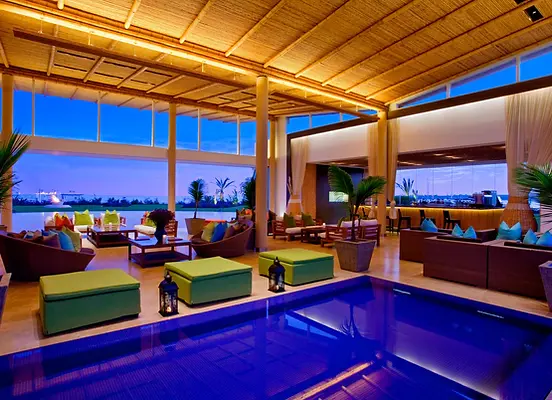 bar longe paracas hotel.webp