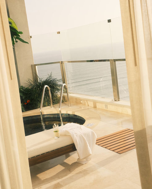 Terrasse privée avec piscine chauffée et vue panoramique sur l'océan Pacifique - Belmond Miraflores Park