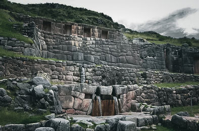 Photo de Tambomachay, l’une des 4 ruines de Cusco, avec ses canaux en pierre et ses fontaines sacrées, emblématiques de l’architecture inca.