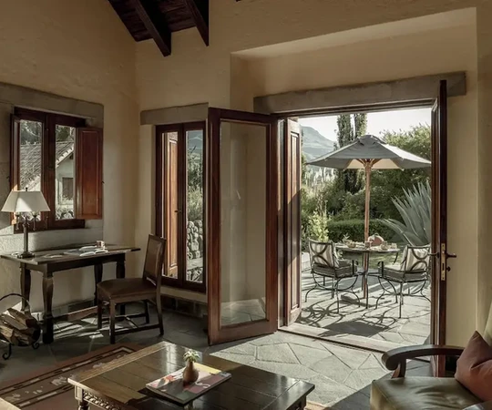 Vue depuis l'intérieur d'une Casita Valley View sur la terrasse privée et les Andes à Las Casitas, A Belmond Hotel, Colca Canyon