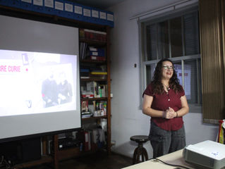 Projeto “Biblioteca ao Entardecer” homenageia Marie Curie em seu 4º encontro