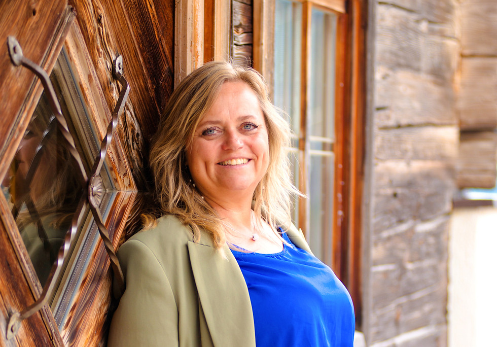 Manuela Mader_edited_edited_hell_edited_