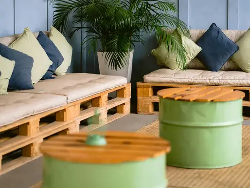 Ideias com pallets para varandas: como criar cantinhos aconchegantes com baixo custo