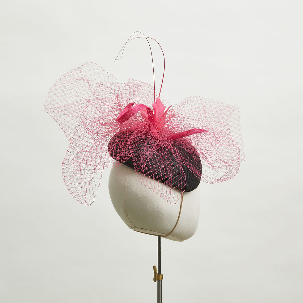 Miniaturbild: Black parisisal cocktail hat - Eponine by Judy Bentinck