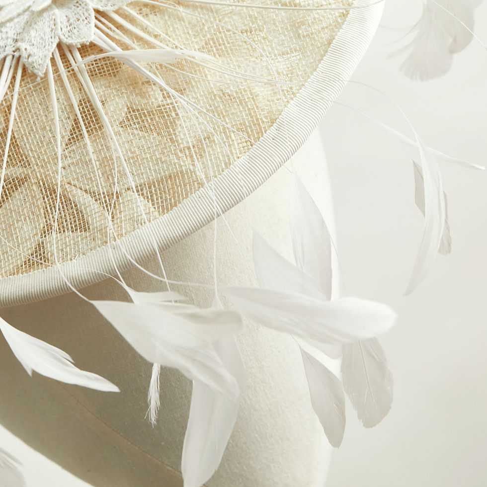 Miniaturbild: Ivory lace-covered sinamay disc - Eloise by Judy Bentinck