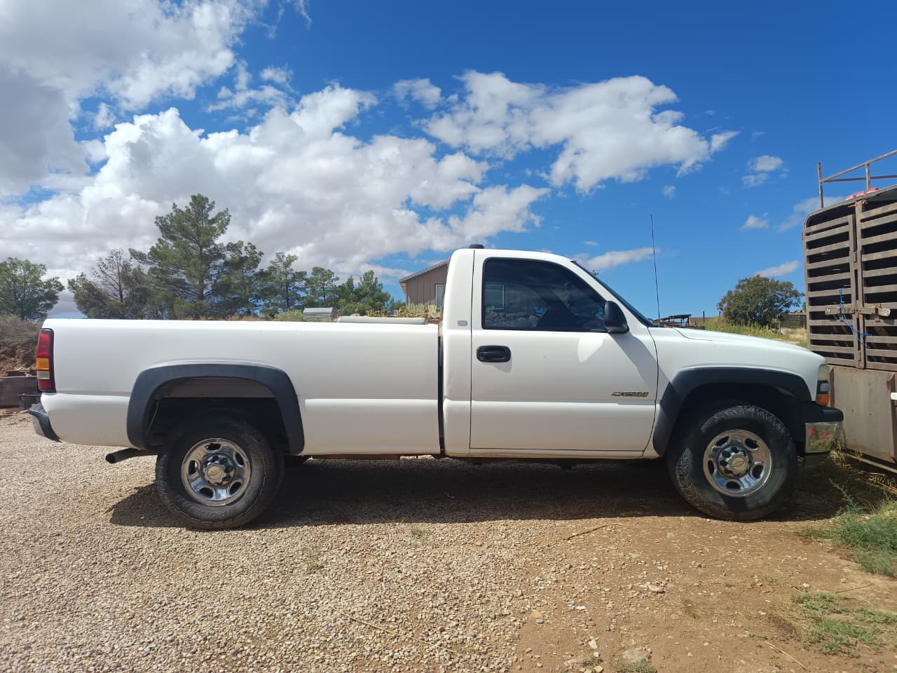 Vista lateral de la Chevrolet Silverado blanca 2002 en venta