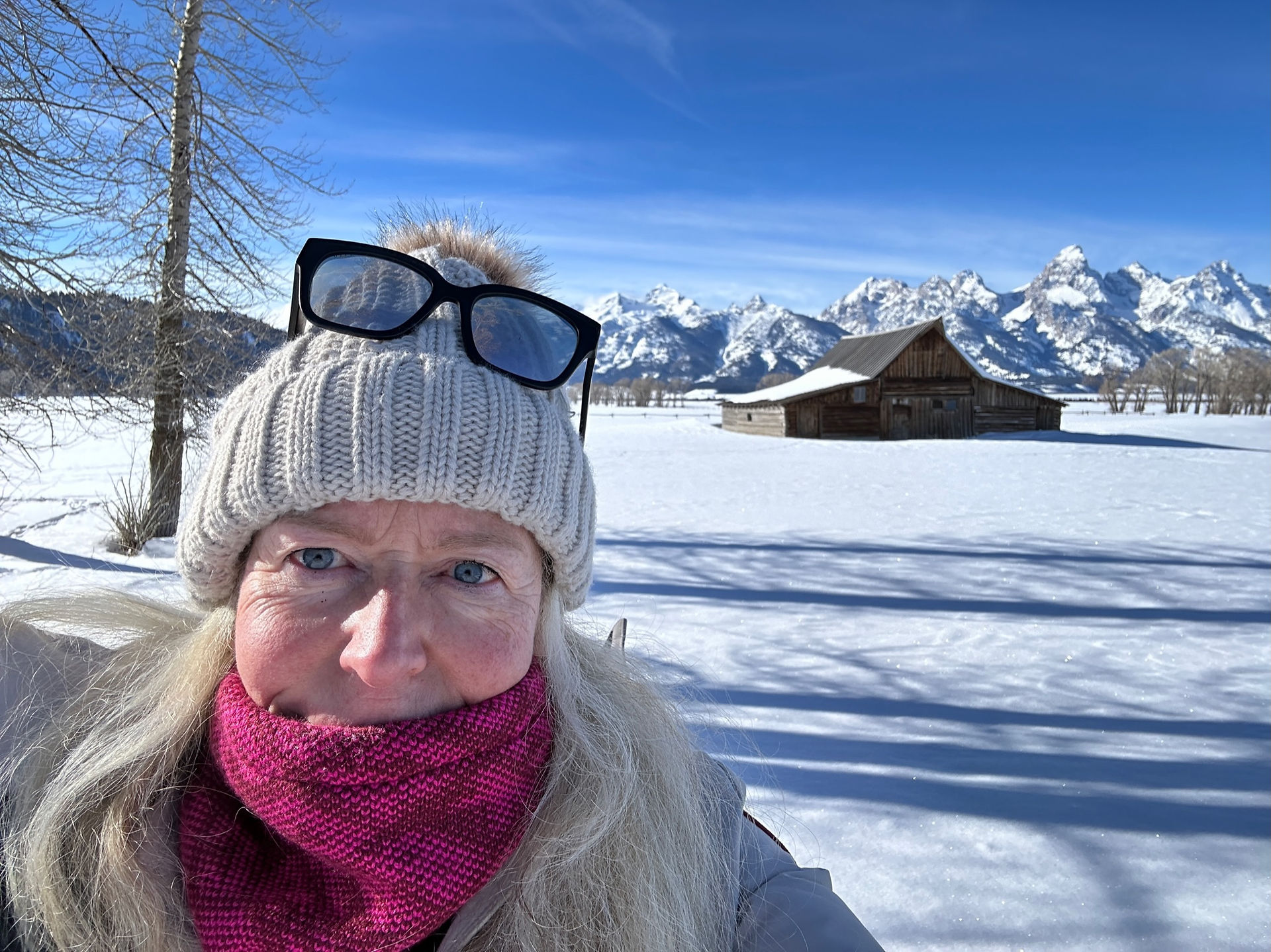 Frau vor der Mormon Row im Grand Teton Nationalpark