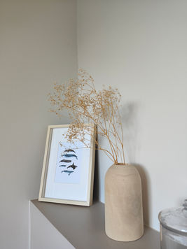 Eugénie Kérézéon | Décoratrice |  Designer d'intérieur | Architecte d'intérieur | Brest |  Finistère 29
Rénovation d'une maison néo bretonne à Guipavas avec création d'extension de 25m² afin d'agrandir l'espace pièce de vie et moderniser l'esthétique de la maison.

​

L'ensemble a été réagencer pour répondre aux besoins des clients. L'entrée s'ouvre sur la salle à manger et la cuisine. Dans la continuité de la cuisine, une ouverture est créée afin d'accéder au salon baigné de lumière, qui se trouve dans la partie neuve de la maison . L'ancienne salle de bain se transforme en arrière cuisine permettant d'avoir une cuisine très épurée.

 

L'ensemble se veut minimaliste et intemporel, une harmonie de couleurs dans les tons beige pour les murs et un sol en chêne. Des niches dans le salon et la salle à manger permettent de créer des éclairages indirects et d'apporter une mise en valeur d'objets décoratifs.

 

A l'étage trois chambres au ambiance différentes qui pour chacunes auront des papiers peints d'éditeur anglais en tête de lit. De la poésie, dans la chambre parentale avec le nuvolette de Cole & Son. Dans la douceur, avec le papier Raphaël de chez Sandberg. Et une touche rétro avec le Hicks de Cole & Son. Une grande salle de bain sera créée dans une des ancienne chambre. Eugénie Kérézéon | Décoratrice |  Designer d'intérieur | Architecte d'intérieur | Brest |  Finistère 29