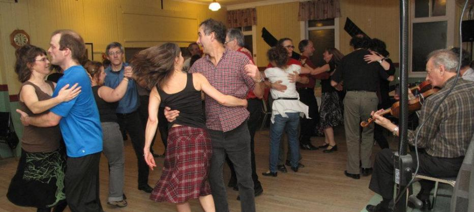 Danse traditionnelle  au Carrefour 