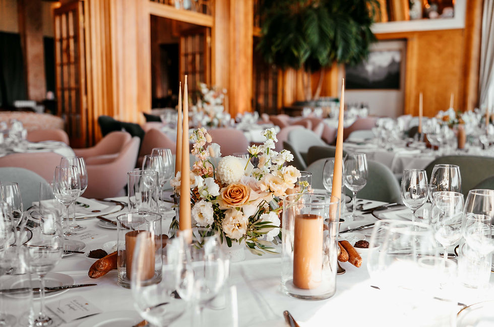 Festlich gedeckter Hochzeitstisch mit Kerzen und Lichterketten, Dekoration von Dekografie