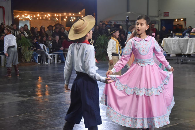 Duas crianças dançando música gaúcha