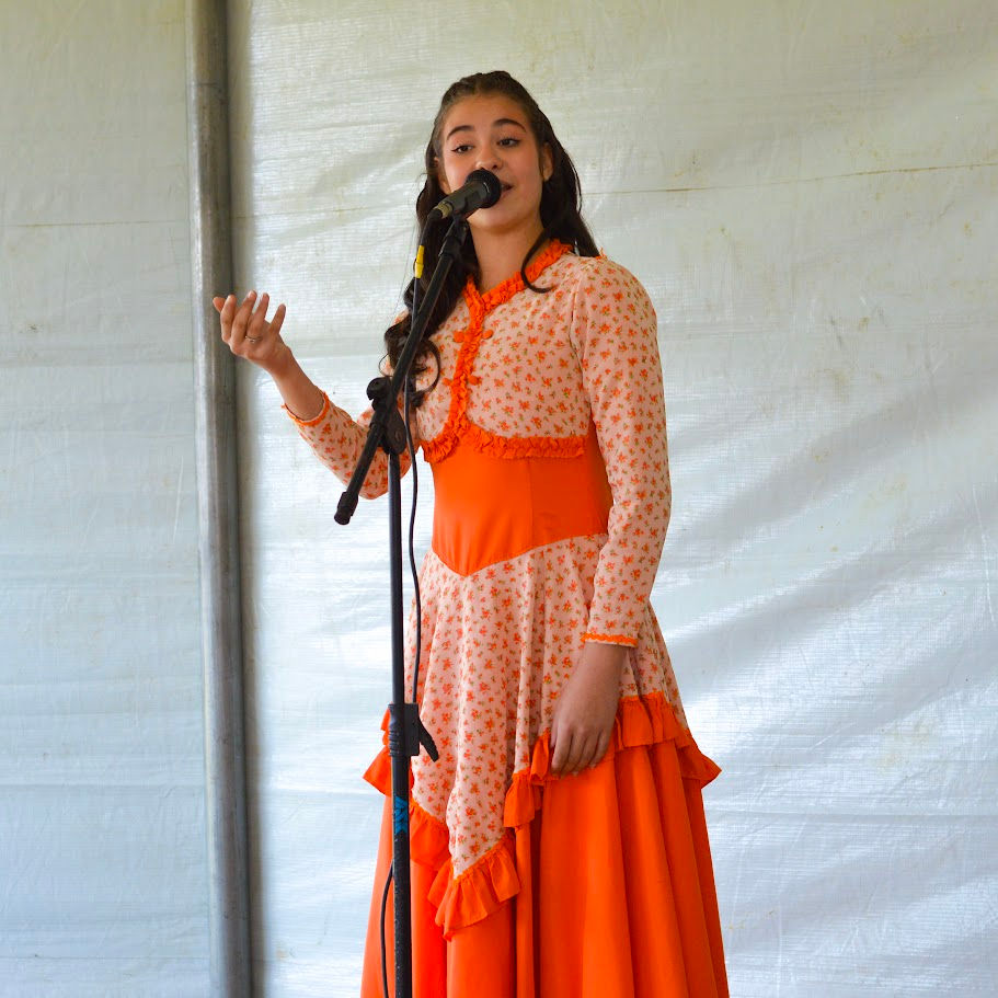 Manuela Haddlich Correa declamando sua poesia.