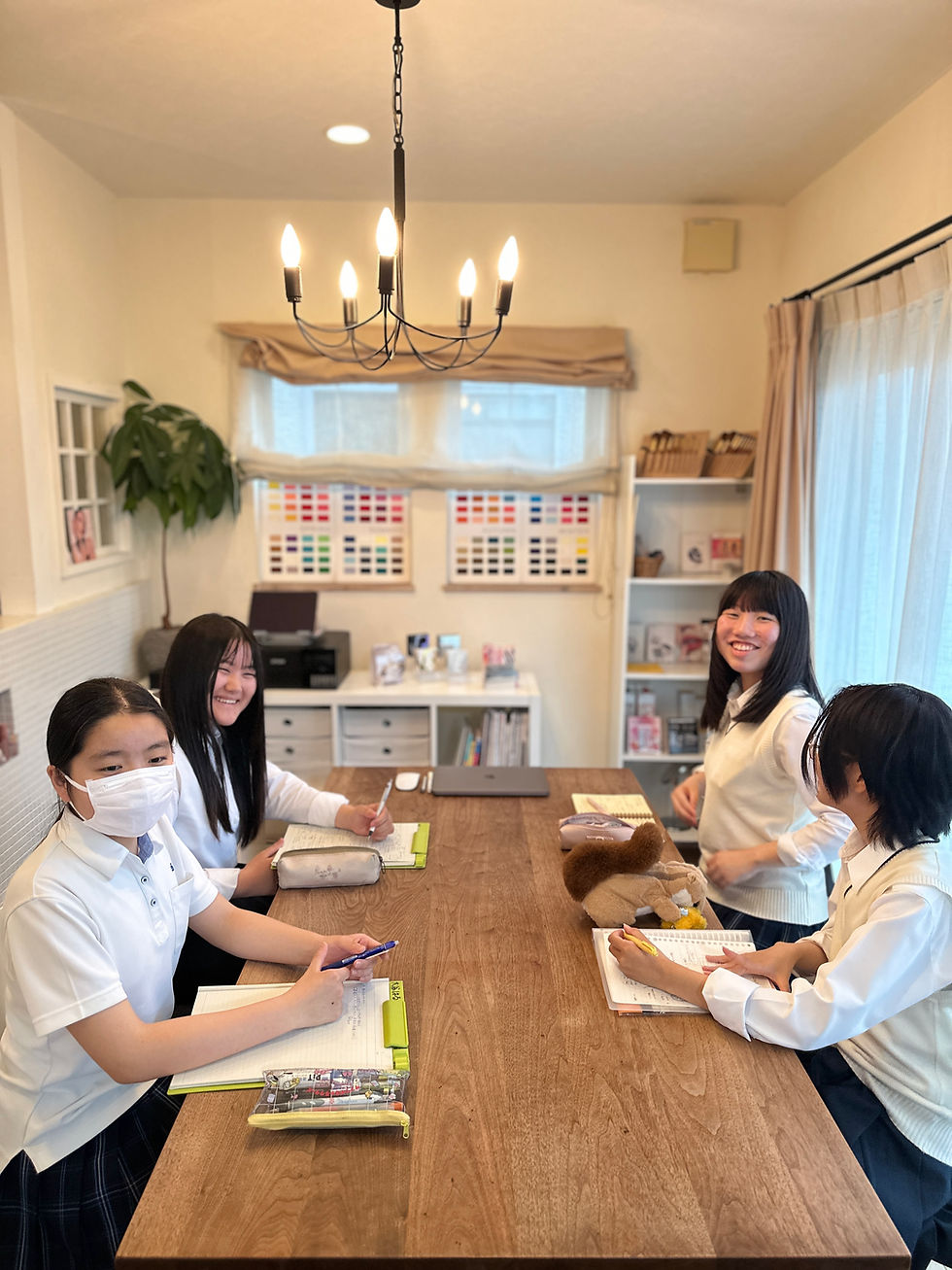 岡山県立瀬戸高校の生徒4人が探求活動「メイクのマニュアル制作」の取材でイメージコンサルタントbrand new dayに来店。メイクアドバイザーへの取材内容をノートに書き込んでいる様子。