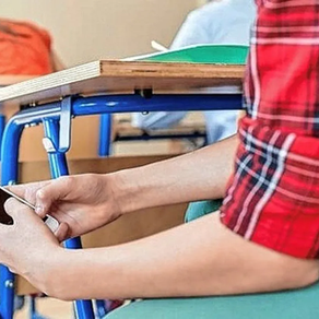 Celular en el aula: ¿las escuelas permiten, prohíben o regulan su uso?