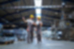 trabajadores-de-la-fabrica-caminando-por-la-gran-sala-de-produccion-y-conversando.jpg