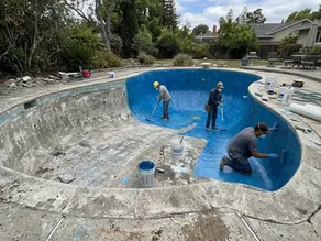 Transformer une piscine béton vieillissante en coque : rénovation lourde, faisabilité et limites
