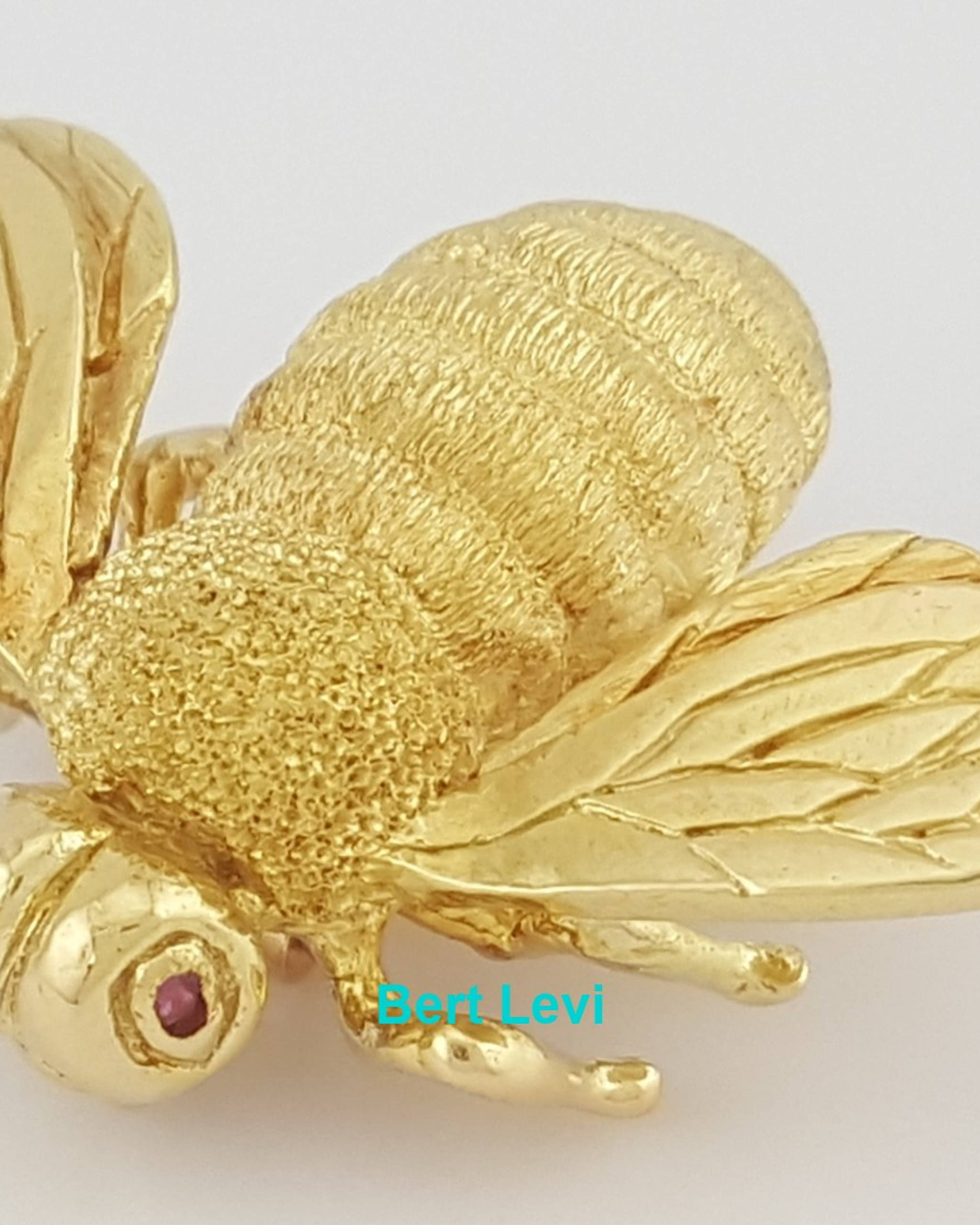 Vintage Yellow Gold Diamond Ruby Eyes Bee Brooch Pin 18K Gold 10.3 grams 22mm