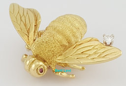 Vintage Yellow Gold Diamond Ruby Eyes Bee Brooch Pin 18K Gold 10.3 grams 22mm