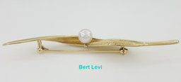 Vintage Mikimoto 18k Yellow Gold Leaf Akoya Pearl Pin Brooch 9.8 Grams