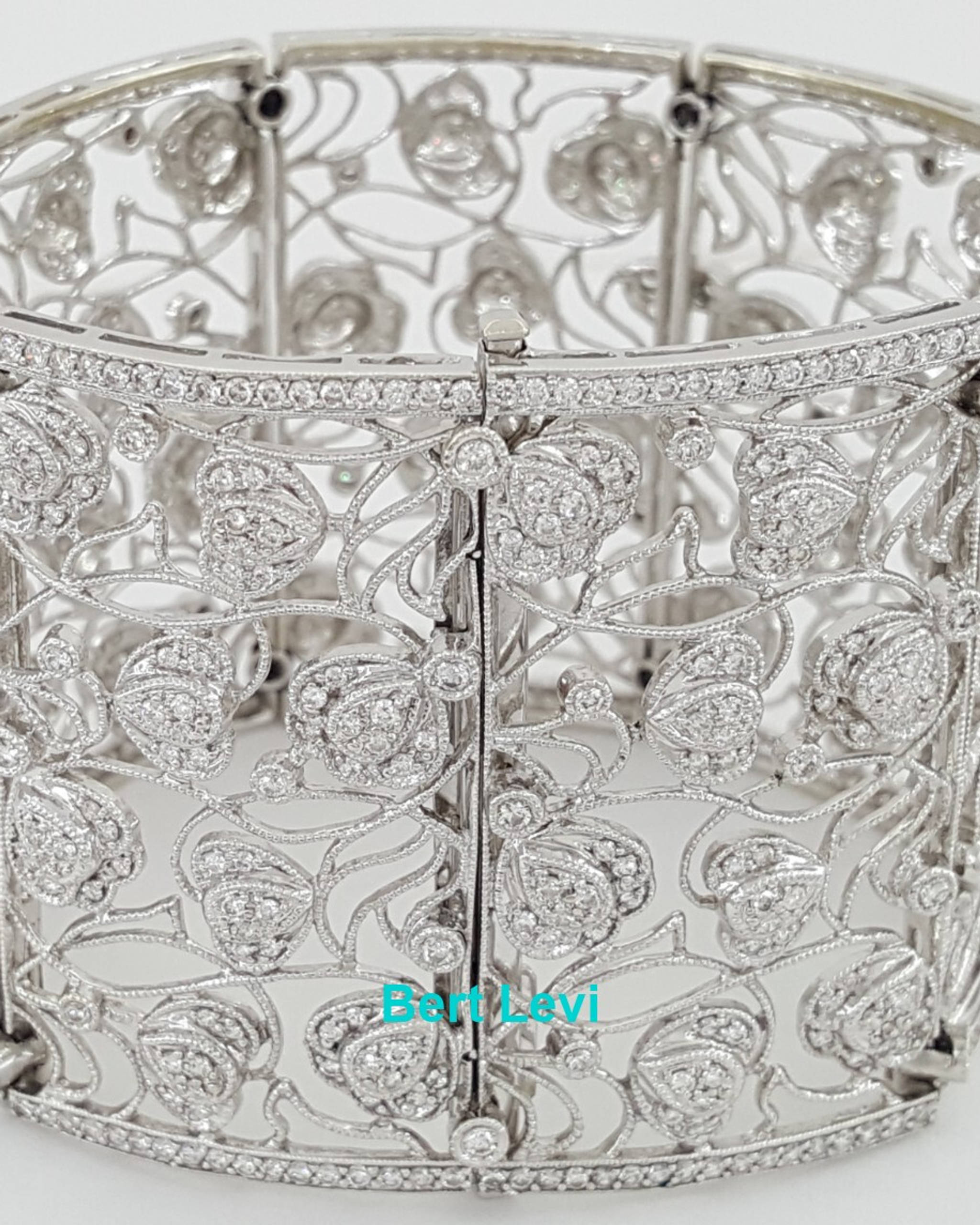 Vintage Style Diamond Flower Bracelet 12.21 ct 79 Grams 46mm 18K White Gold