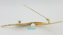Vintage Mikimoto 18k Yellow Gold Leaf Akoya Pearl Pin Brooch 9.8 Grams