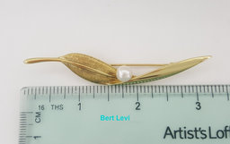 Vintage Mikimoto 18k Yellow Gold Leaf Akoya Pearl Pin Brooch 9.8 Grams