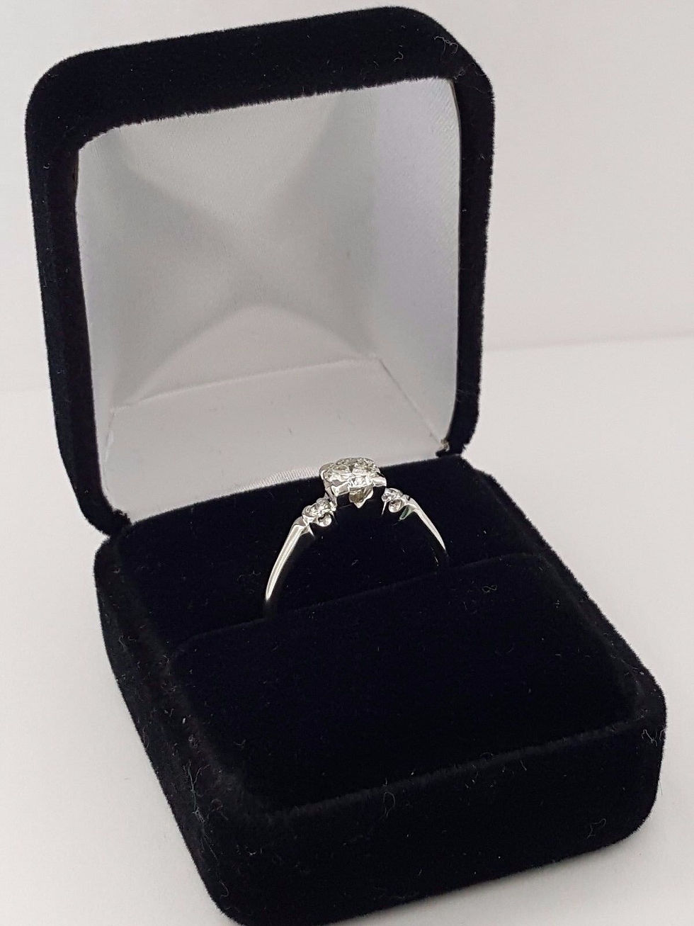 Thumbnail: Peacock Round Diamond Engagement Ring 0.73ct Vintage Platinum EGL-USA Rtl $4,100