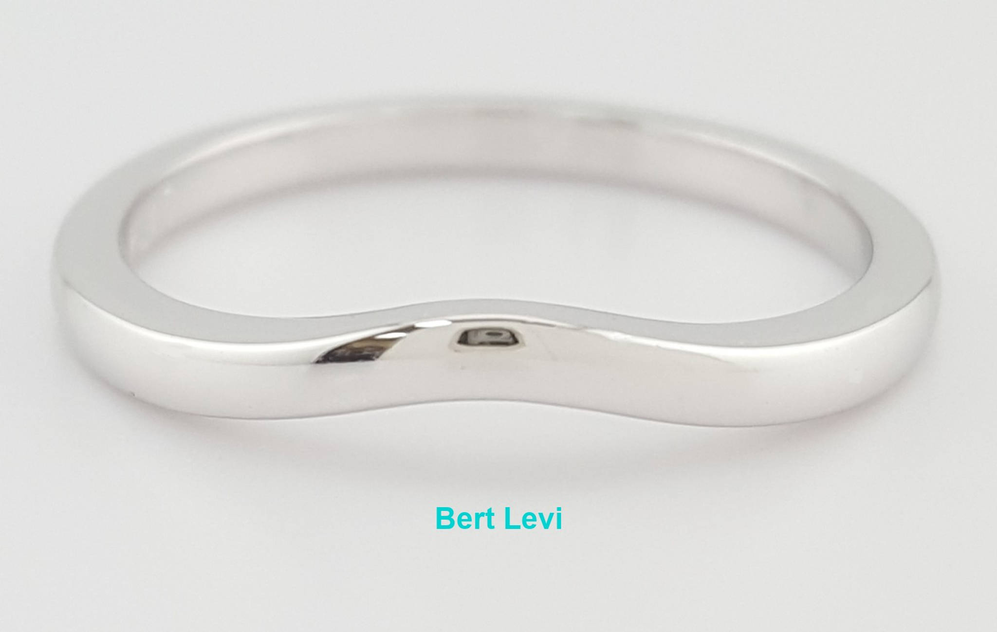 Platinum Curve Wedding Band Ring 2 mm 4 grams Size 7.5