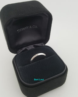 Vintage Tiffany & Co Knife Edge Wedding Band Ring Platinum 2.2 mm 2.7 Grams