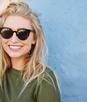 Frau mit Sonnenbrille