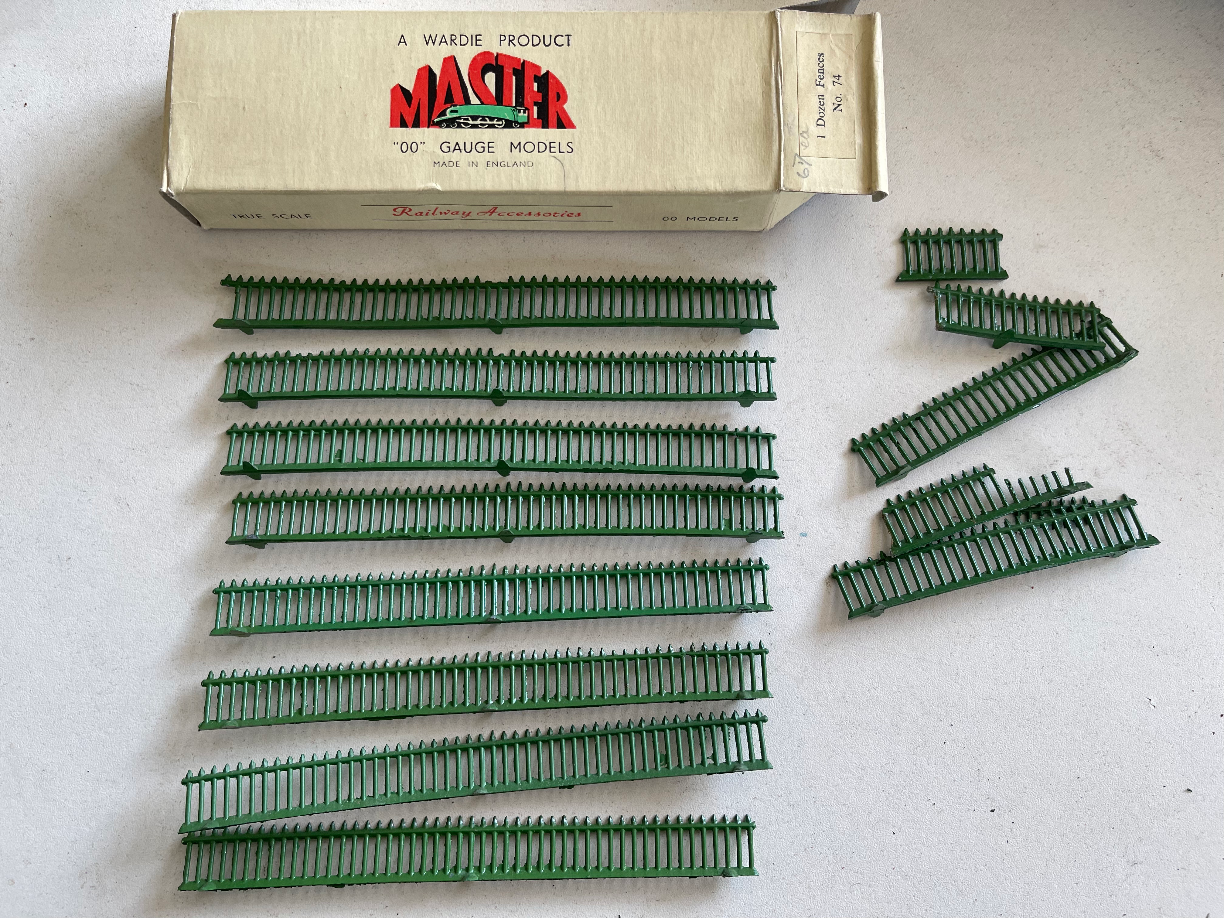 WARDIE MASTER MODELS No 74 1 DOZEN FENCES (ONLY 8 + 2 BROKEN)