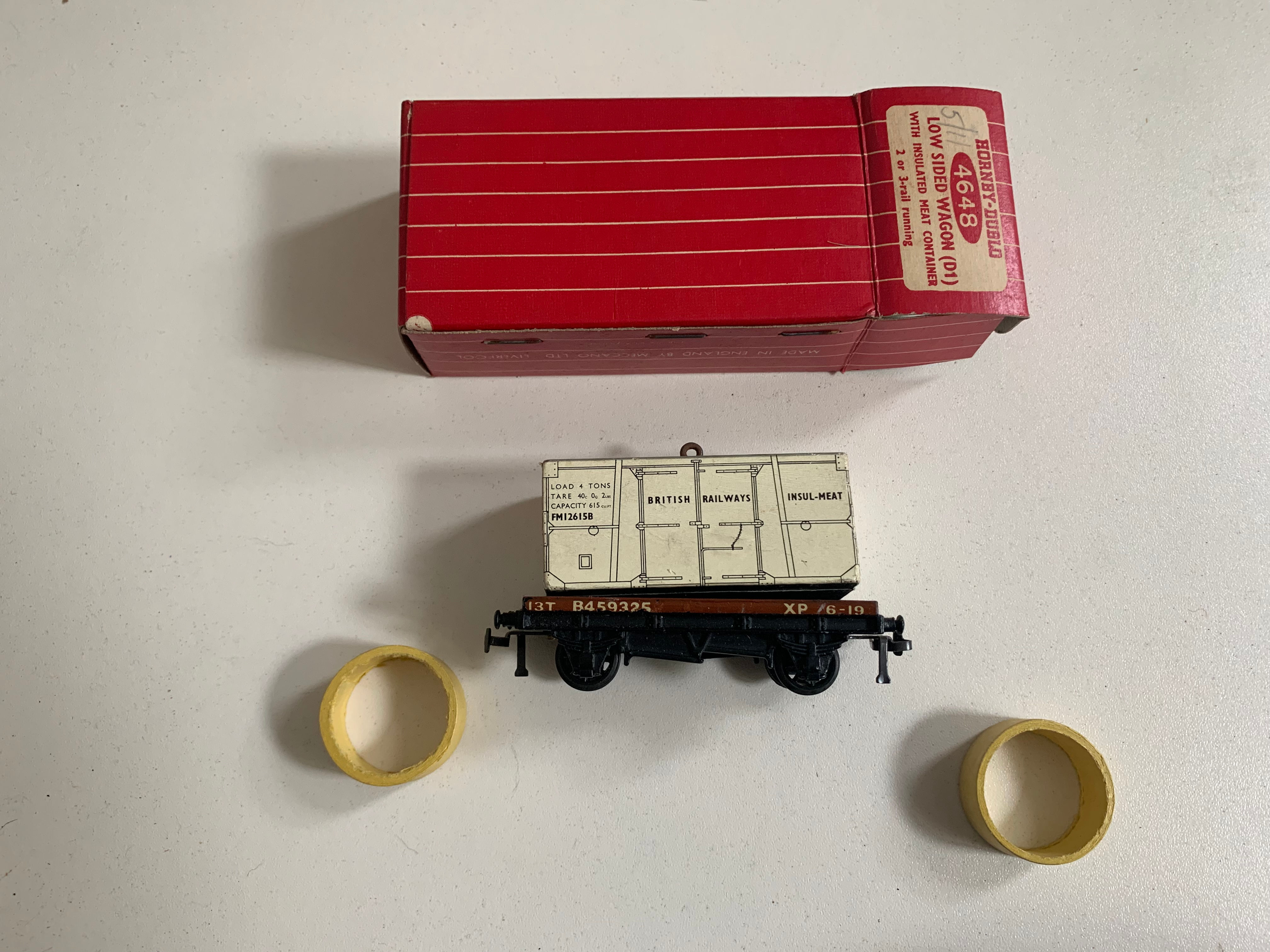 4648 LOW SIDED WAGON WITH INSULATED MEAT BOXED (metal couplings)