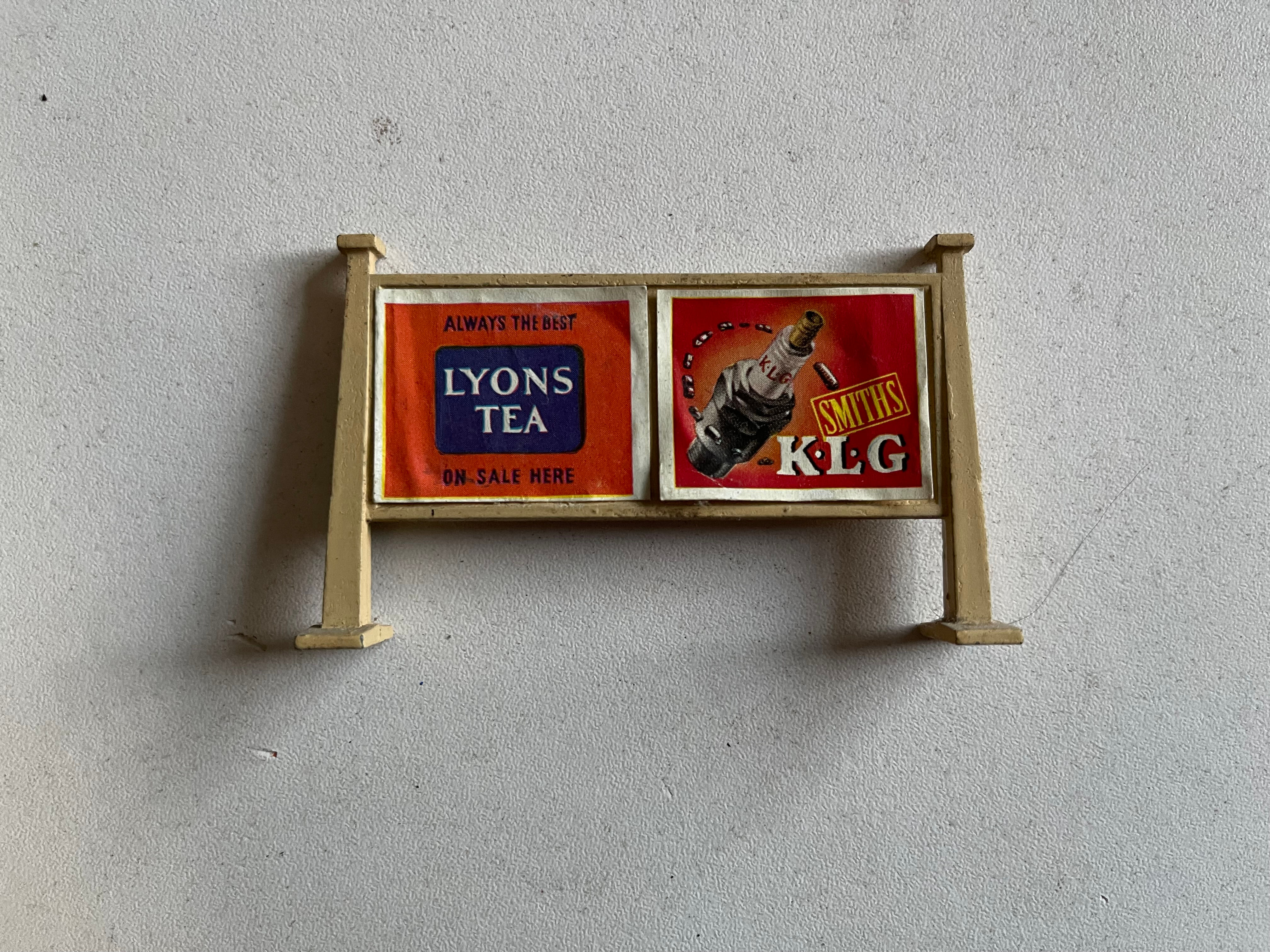 HORNBY MECCANO HOARDING - HP SAUCE / LYONS TEA & KLG