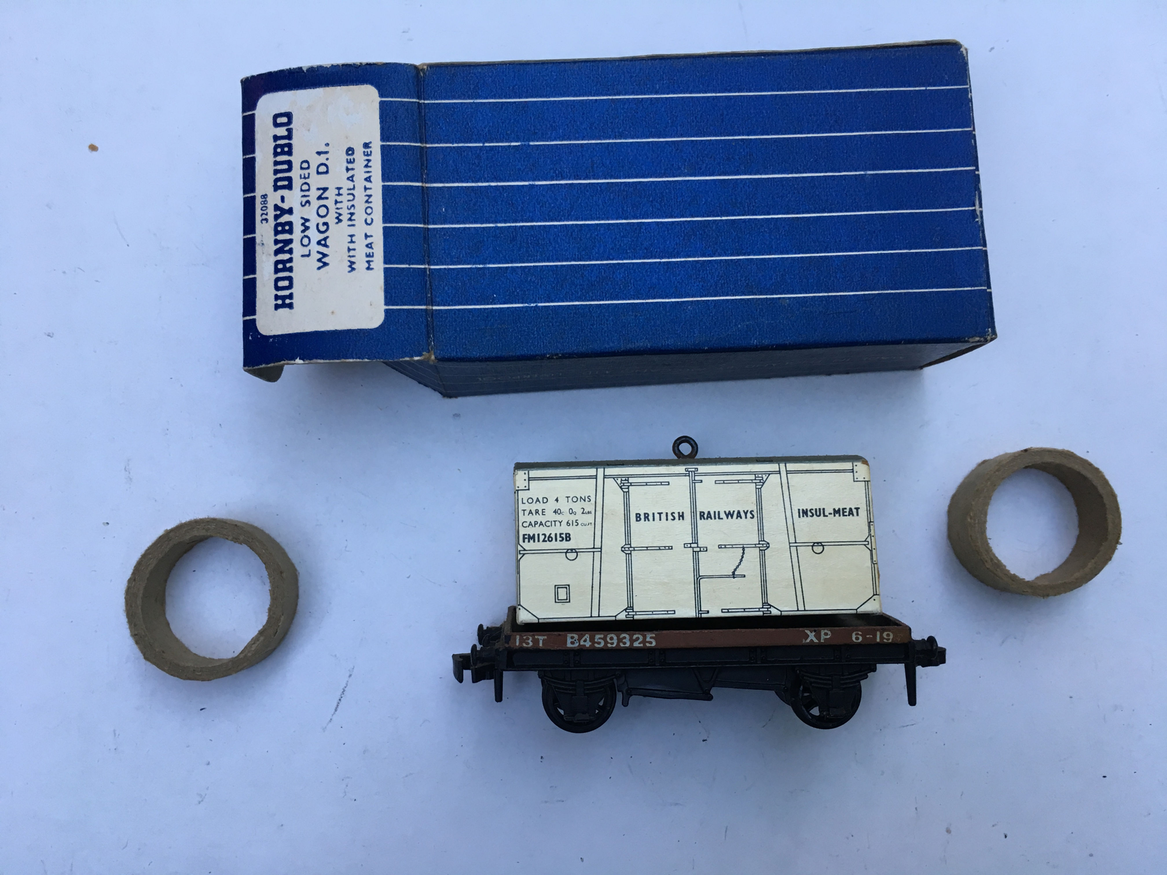 32088 FLAT BED WAGON WITH INSULMEAT LOAD - BOXED 2 or 3 rail