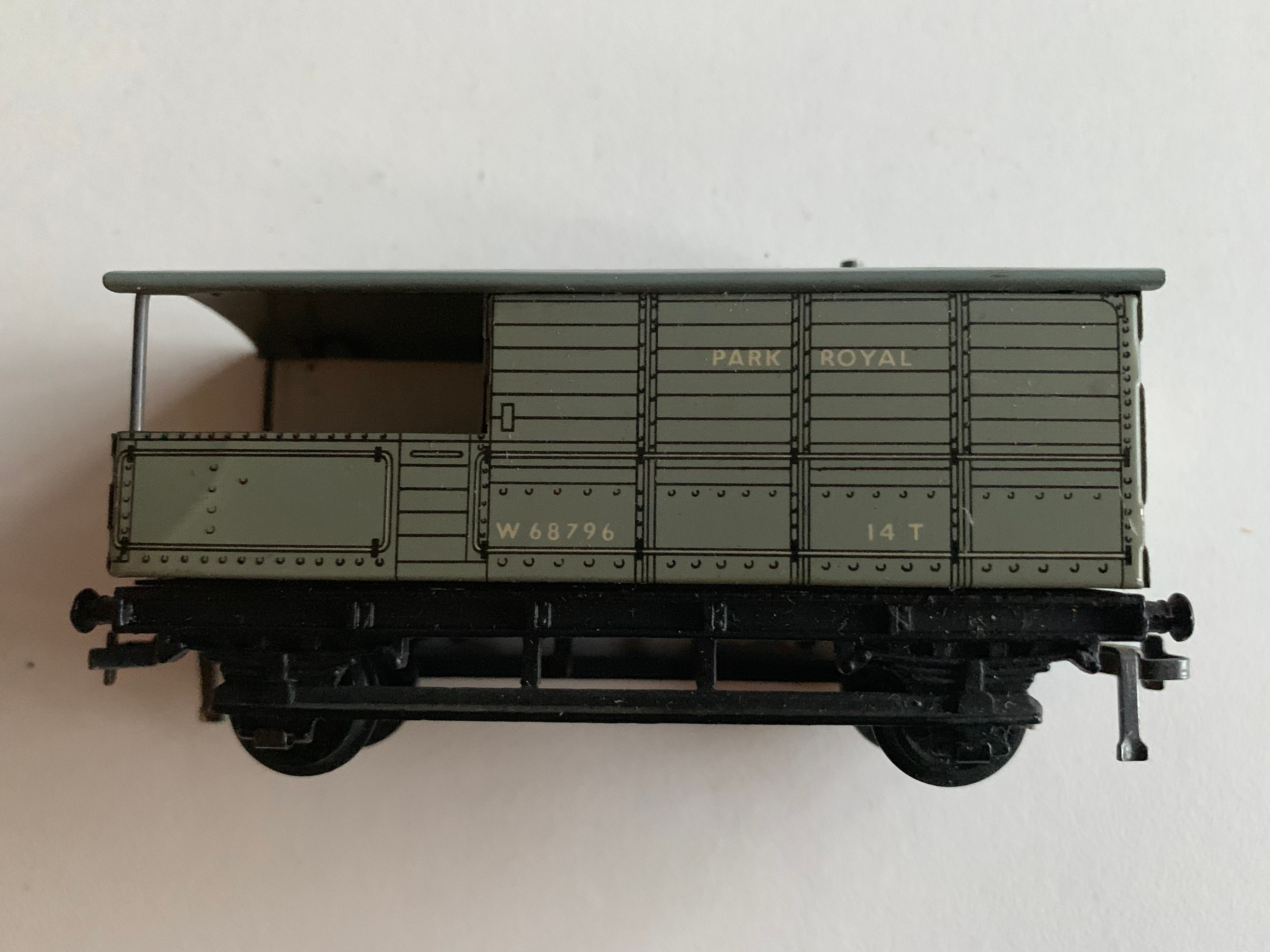 32047 D1 GOODS BRAKE VAN B.R. (WESTERN REGION) W68796 PARK ROYAL - 2 or 3 RAIL