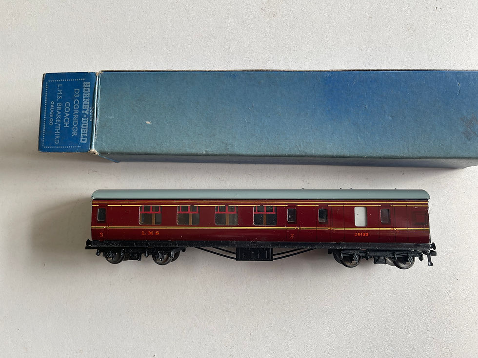 Thumbnail: 32016 D3 CORRIDOR COACH L.M.S. BRAKE/3rd 26133 BOXED 4/1951 - 3 RAIL