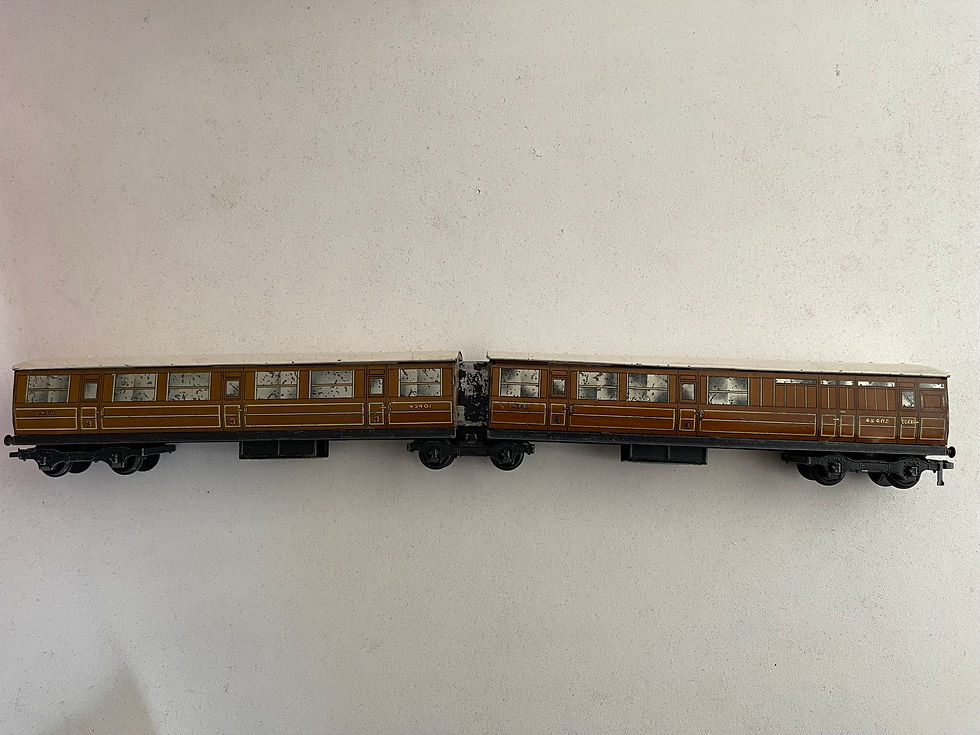 Thumbnail: LNER TEAK ARTICULATED COACH SET