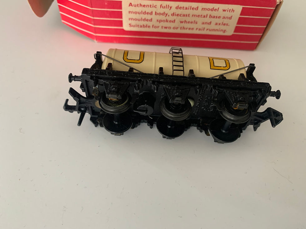 Thumbnail: 4657 UNITED DAIRIES UD TANK WAGON (plastic couplings) BOXED