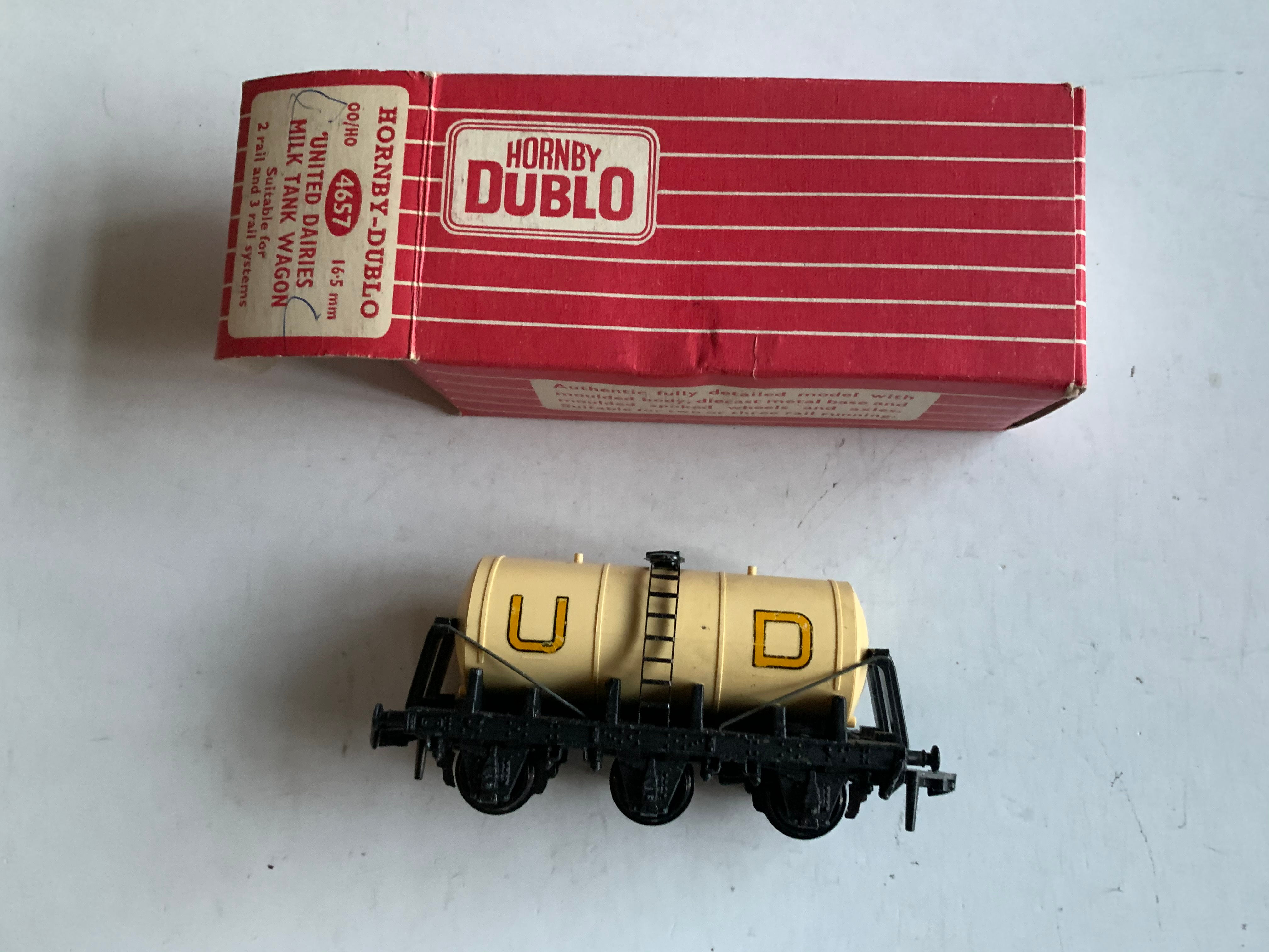 4657 UNITED DAIRIES UD TANK WAGON (plastic couplings)