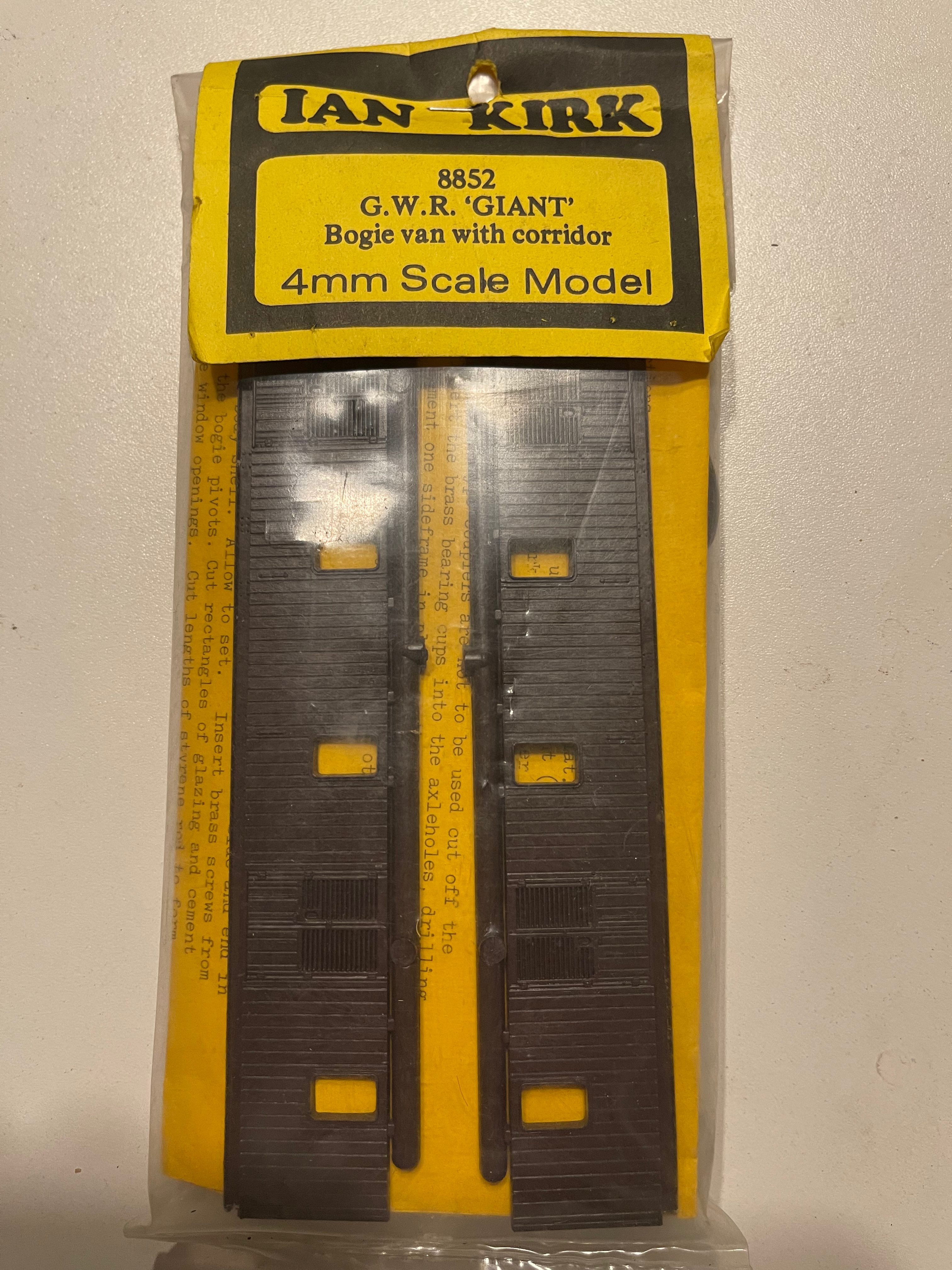 IAN KIRK 8852 G.W.R. GIANT BOGIE VAN WITH CORRIDOR KIT