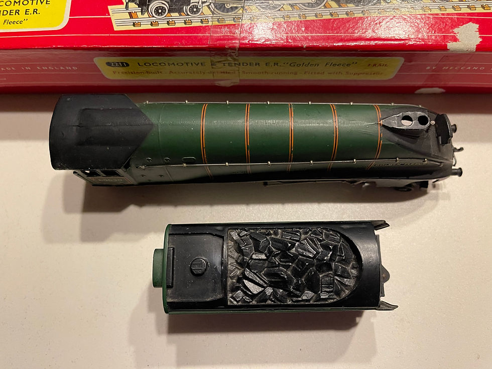 Thumbnail: 2211 2-RAIL BR GREEN A4 CLASS GOLDEN FLEECE LOCOMOTIVE 60030 & TENDER