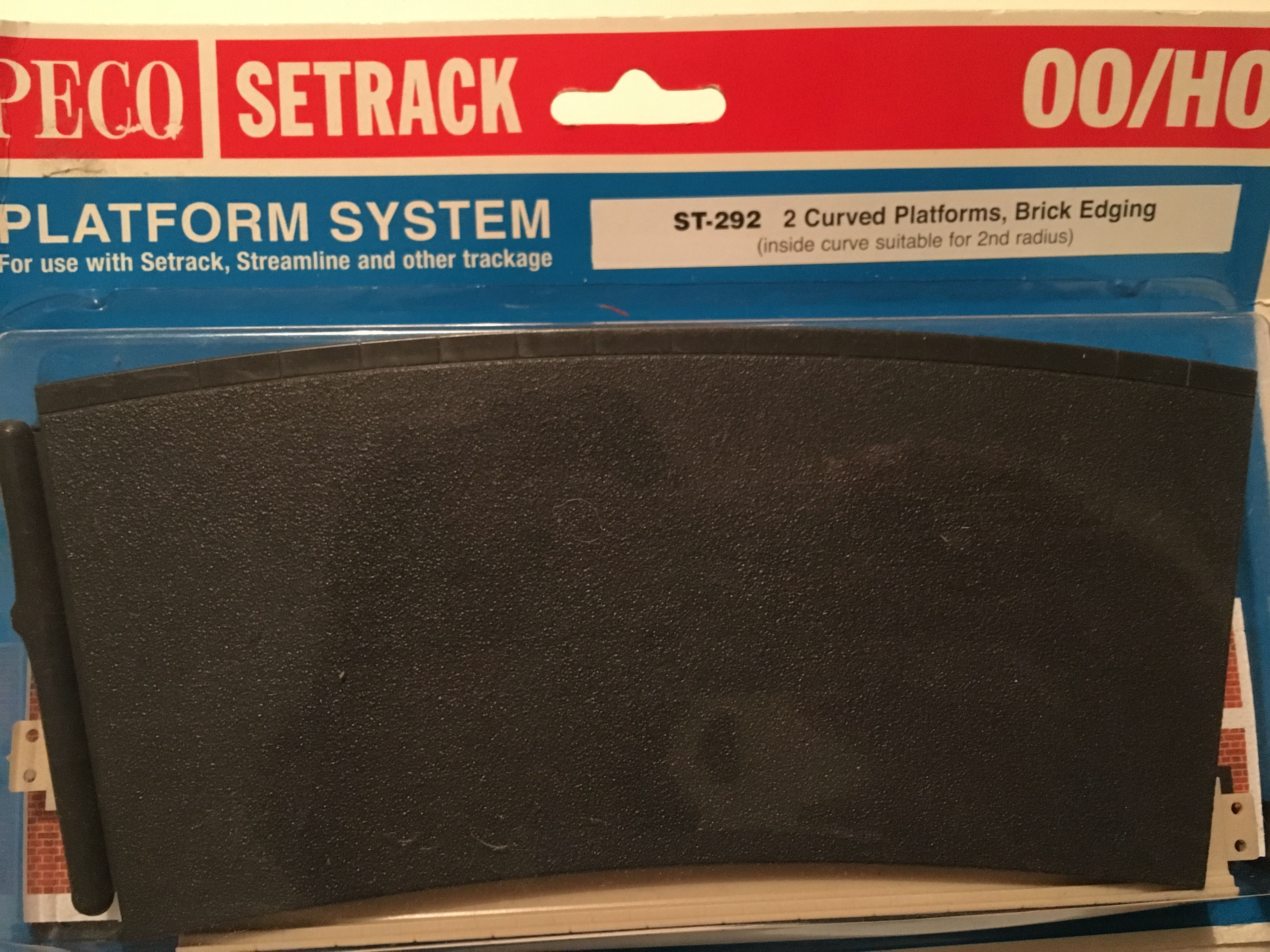 ST-292 2 CURVED PLATFORMS, BRICK EDGING