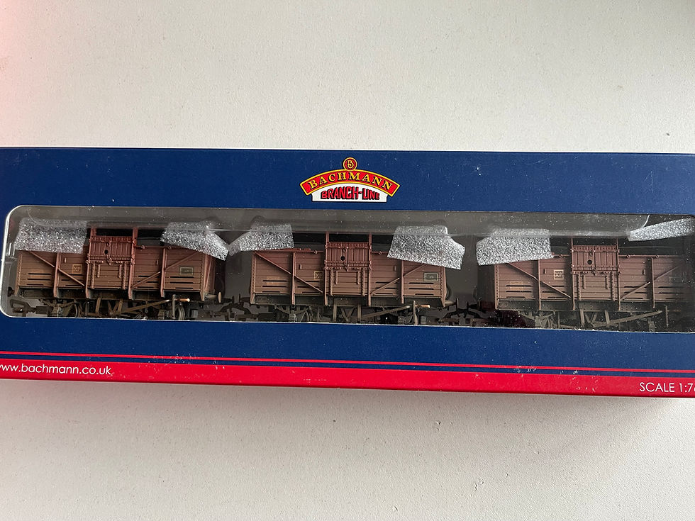 Thumbnail: 37-712Z SET OF 3 8 TON CATTLE WAGON BR BAUXITE (LATE) WEATHERED