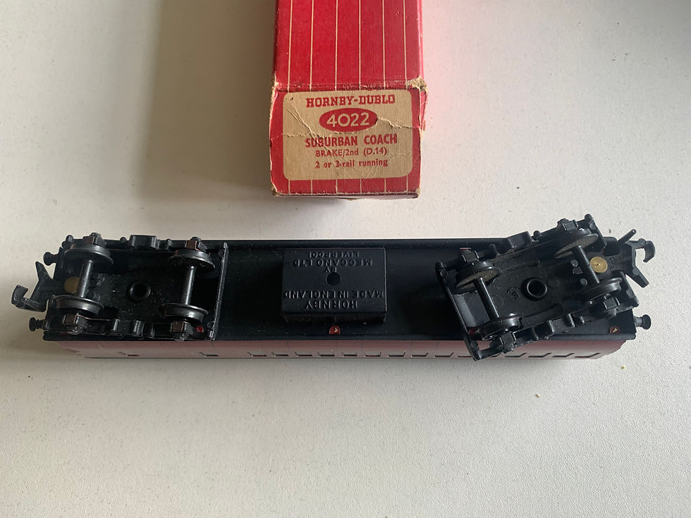 Thumbnail: 4022 SUBURBAN COACH BRAKE/2ND B.R. MAROON (D14) - BOXED (Plastic couplings)