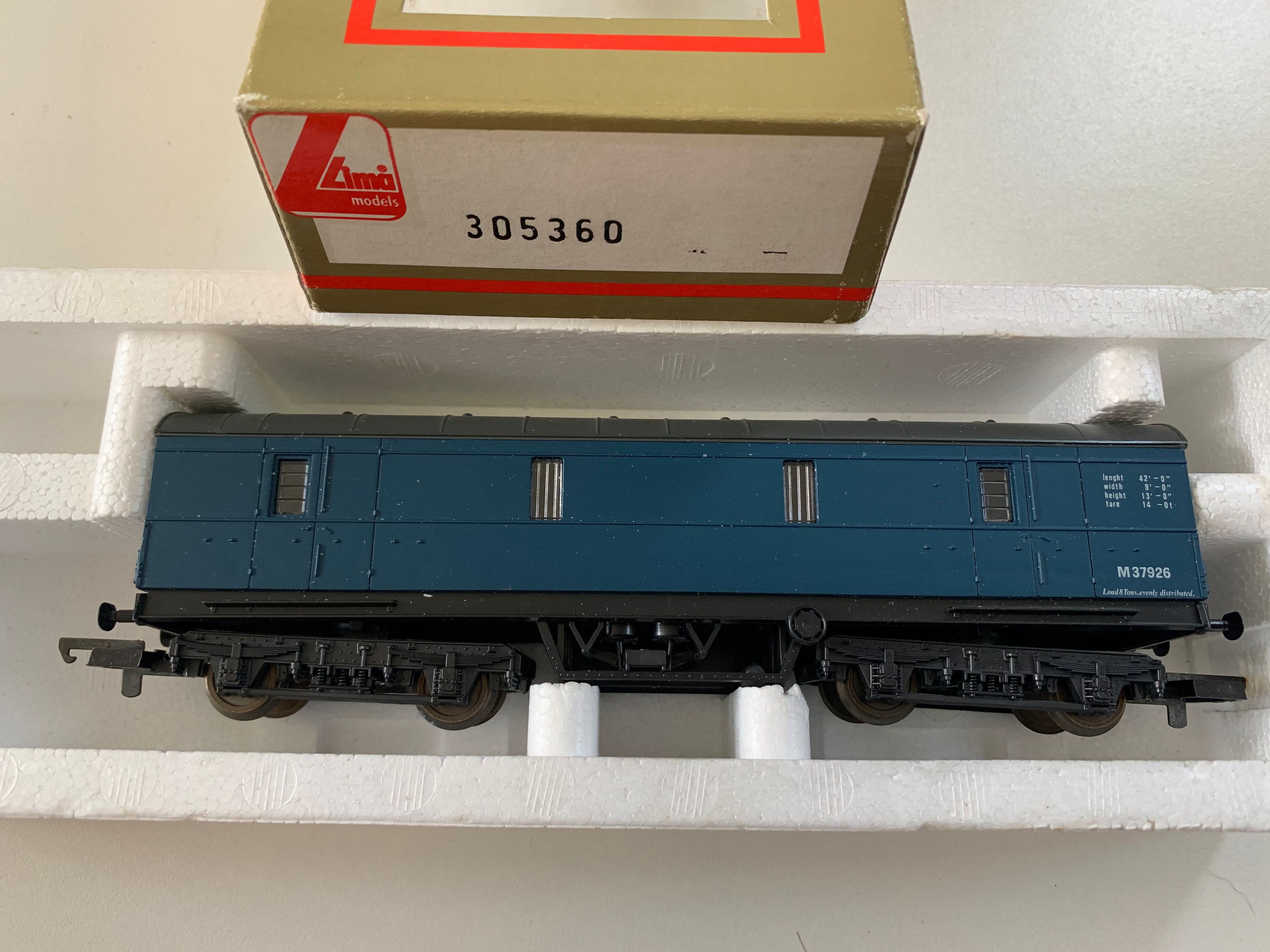 305360 MIDNIGHT BLUE PARCEL VAN COACH M37926