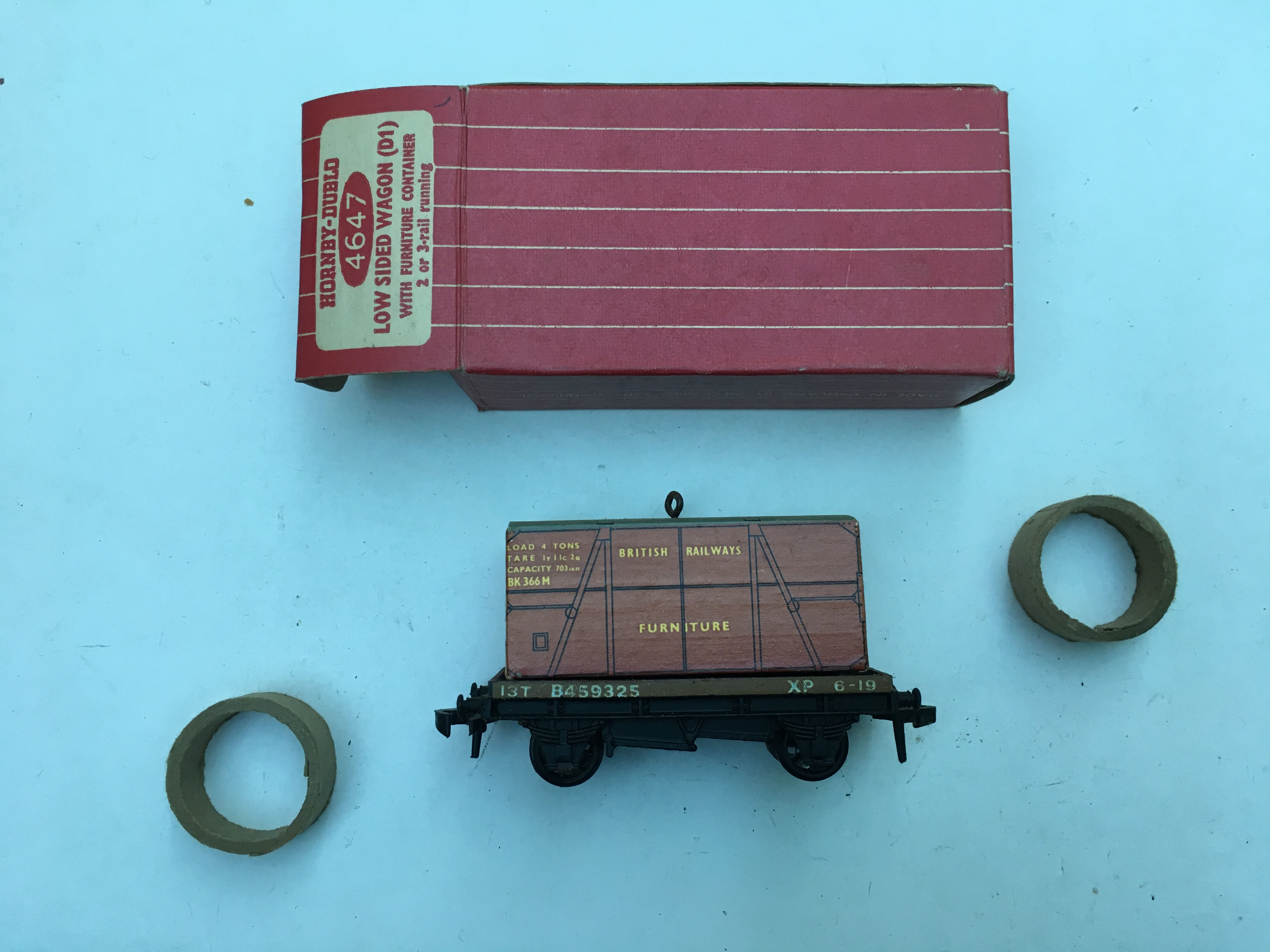 4647 LOW SIDED WAGON WITH FURNITURE LOAD (plastic couplings) - BOXED