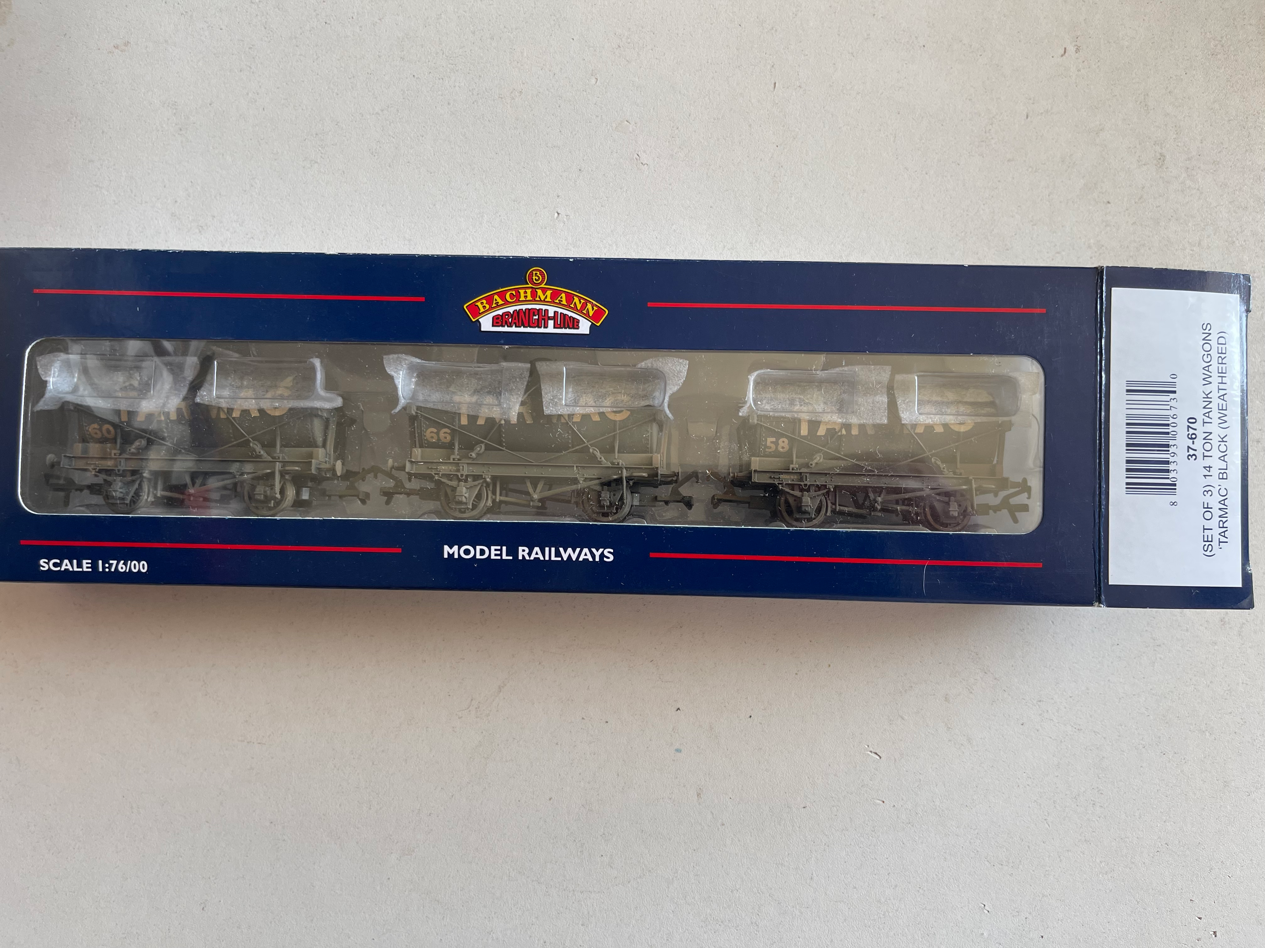 37-670 SET OF 3 TANK WAGONS TARMAC BLACK (WEATHERED)