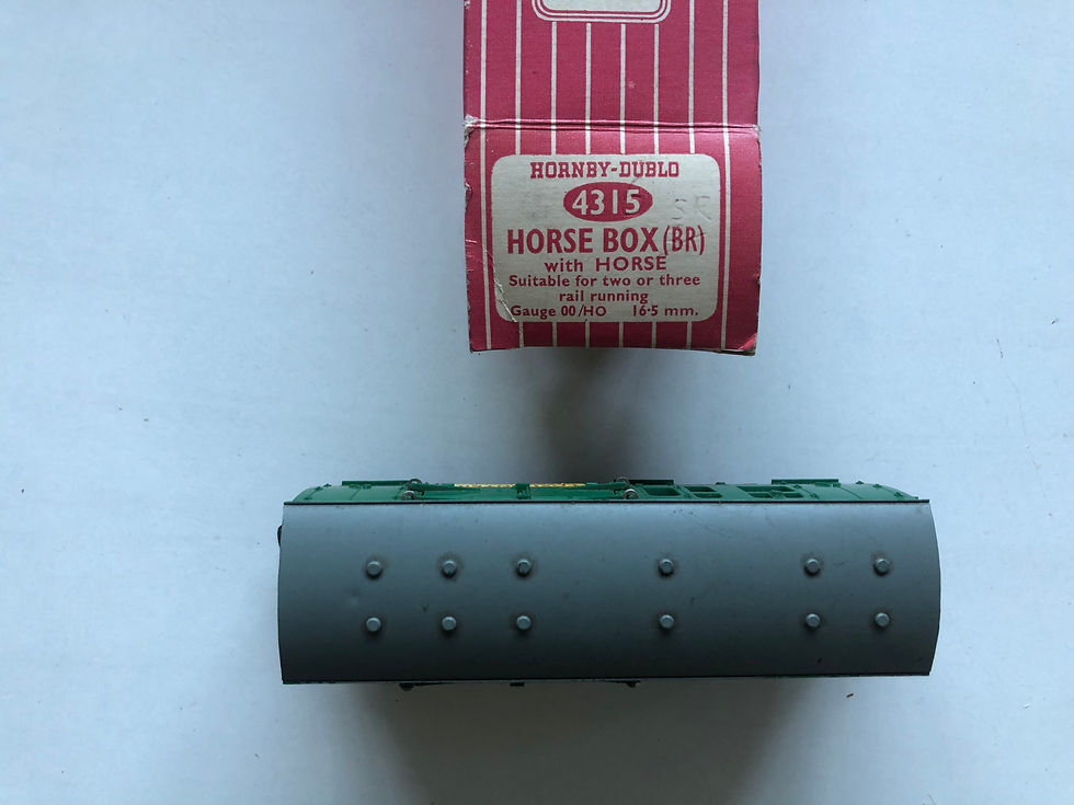 Thumbnail: 4315 ROYDEN STABLES HORSE BOX SR GREEN - BOXED